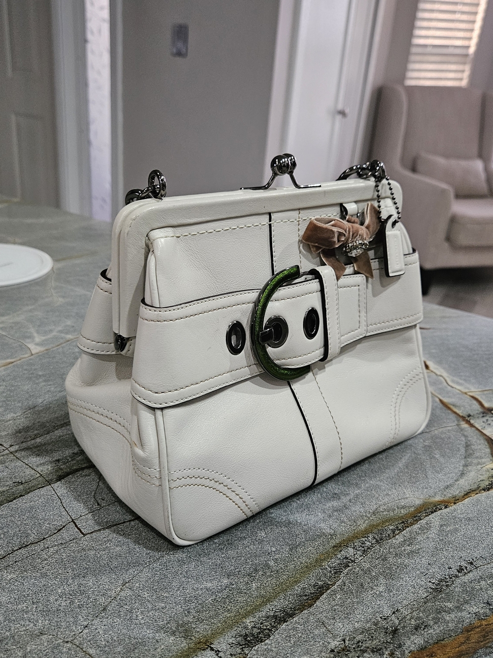 COACH Vintage Soho 8A12 Kisslock Frame Satchel Chalk Leather Velvet Bow Y2K